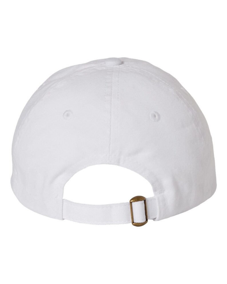 K&ouml;nnte beinhalten: Eine einfarbige, wei&szlig;e Baseballkappe, von hinten gesehen. Sie hat einen gebogenen Schirm und einen verstellbaren Riemen mit einer messingfarbenen Metallschnalle. Die Kappe ist aus einem einfarbigen wei&szlig;en Stoff gefertigt.