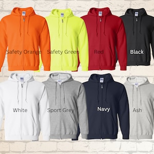 Puede incluir: Una colecci&oacute;n de sudaderas con capucha y cremallera en varios colores: naranja de seguridad, verde de seguridad, rojo, negro, blanco, gris deportivo, azul marino y ceniza. Cada sudadera tiene cremallera frontal y capucha. Los nombres de los colores se muestran.