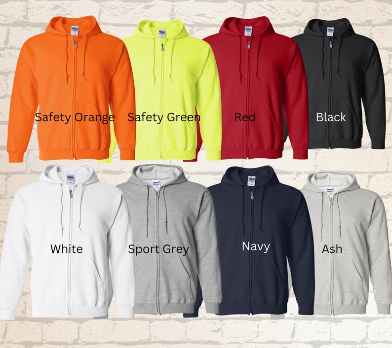 Puede incluir: Una colecci&oacute;n de sudaderas con capucha y cremallera en varios colores: naranja de seguridad, verde de seguridad, rojo, negro, blanco, gris deportivo, azul marino y ceniza. Cada sudadera tiene cremallera frontal y capucha. Los nombres de los colores se muestran.