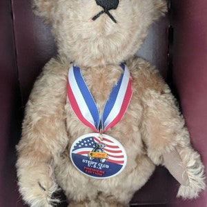 LM Steiff 420801 Sam Collectors Club USA Premiere Edition 11&quot; Jointed Teddy Bear Wavy Mohair Plus Teddybear And Necklace Medallion NEW Nib