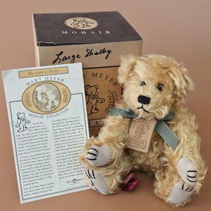 Vtg Vintage Artist Bear Mary Meyer Mohair Collection &quot;Shelby&quot; Jointed Traditional 11&quot; Teddy Bear in Gift Box Tan Wavy Hair Fur Covering NEW