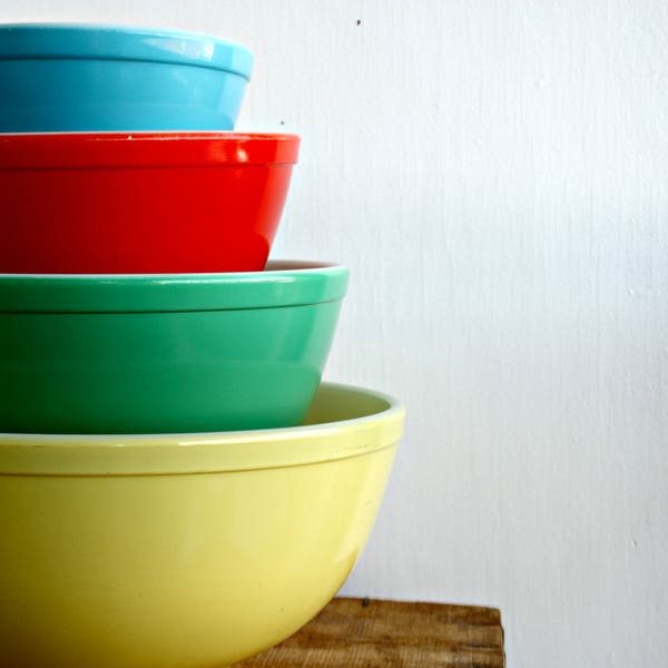 Early Primary Colors Nesting Pyrex Mixing Bowls in Very Good-Excellent Condition Displays Beautifully, 1940's Pyrex Bowls