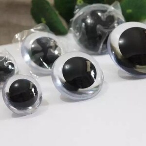Puede incluir: Surtido de ojos saltones de pl&aacute;stico transparente con pupilas negras en varios tama&ntilde;os.