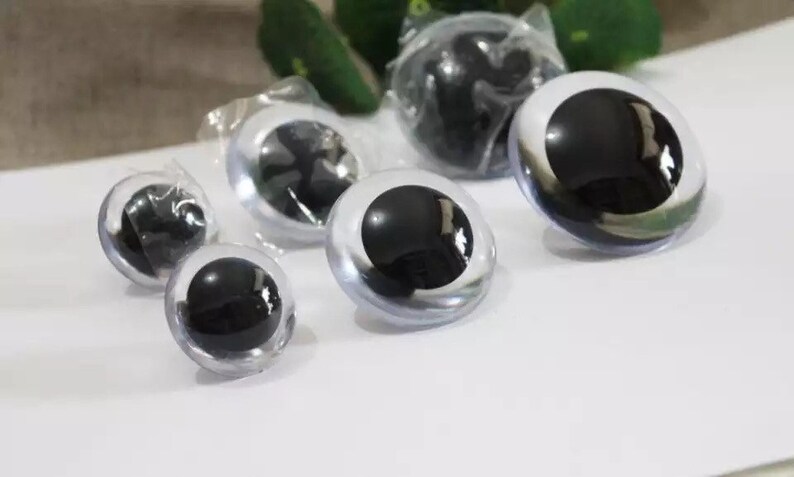 Puede incluir: Surtido de ojos saltones de pl&aacute;stico transparente con pupilas negras en varios tama&ntilde;os.