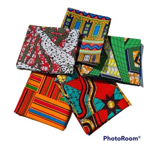 Pode incluir: Um conjunto de seis quadrados de tecido coloridos com vários padrões geométricos e abstratos. Os tecidos são em tons de vermelho, laranja, amarelo, verde, azul e preto.