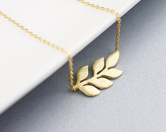 Delicate Gold Leaf Pendant Necklace. Simple and Modern Necklace. Dainty Necklace. Birthday Gift