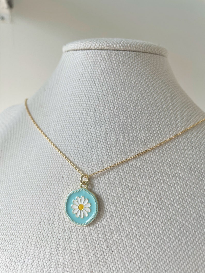 Daisy Flower Charm Necklace, Dainty Necklace, Floral Necklace, Valentine's Day Gift, Gift for Friend, Friendship and Love Necklace Blue