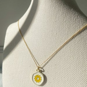 Daisy Flower Charm Necklace, Dainty Necklace, Floral Necklace, Valentine's Day Gift, Gift for Friend, Friendship and Love Necklace White