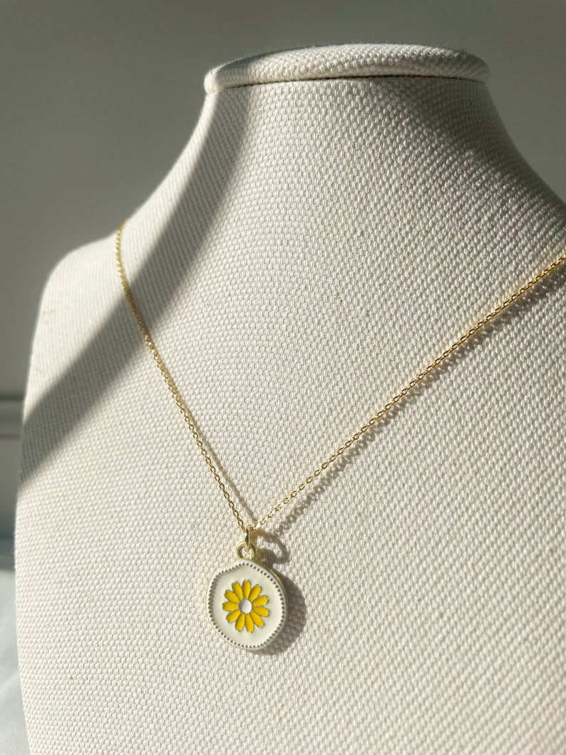Daisy Flower Charm Necklace, Dainty Necklace, Floral Necklace, Valentine's Day Gift, Gift for Friend, Friendship and Love Necklace White