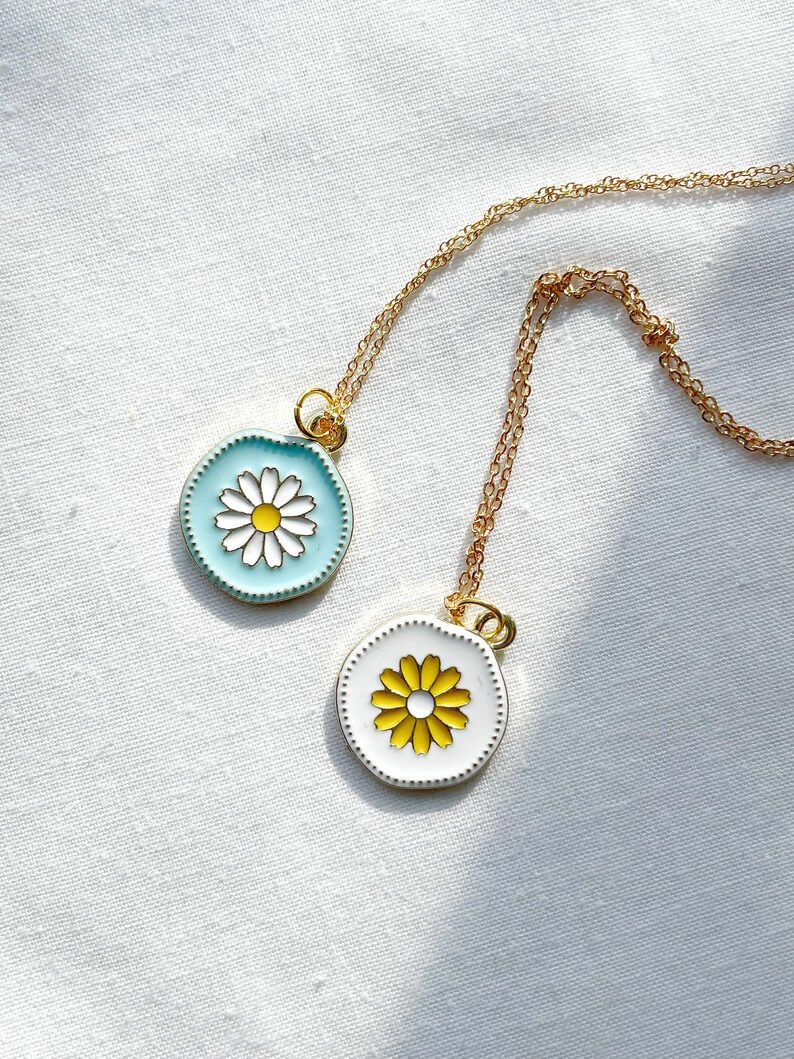 Daisy Flower Charm Necklace, Dainty Necklace, Floral Necklace, Valentine's Day Gift, Gift for Friend, Friendship and Love Necklace image 1