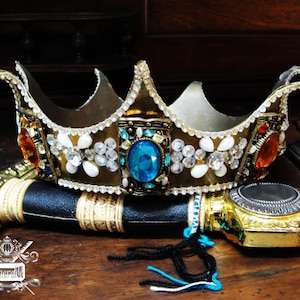 Coroa Medieval com Jóias, Pérolas e Strass. Latão martelado. Feito à mão.