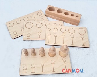Puede incluir: Conjunto de juguetes Montessori de madera con cinco cilindros de diferentes tamaños y agujeros correspondientes. El conjunto incluye tres tablas de madera con círculos de diferentes tamaños y un soporte de madera con cinco agujeros.