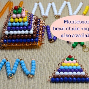 K&ouml;nnte beinhalten: Ein Satz Montessori-Perlenketten und eine Pyramide aus bunten Perlen. Die Perlen sind in einem Muster aus Orange, Gelb, Gr&uuml;n, Blau, Lila, Wei&szlig; und Braun angeordnet. Der Text "Montessori bead chain + squares also available" steht auf einem rosa Oval.