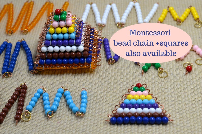 K&ouml;nnte beinhalten: Ein Satz Montessori-Perlenketten und eine Pyramide aus bunten Perlen. Die Perlen sind in einem Muster aus Orange, Gelb, Gr&uuml;n, Blau, Lila, Wei&szlig; und Braun angeordnet. Der Text "Montessori bead chain + squares also available" steht auf einem rosa Oval.