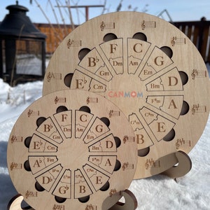 Puede incluir: Dos ruedas de acordes musicales de madera con un soporte. La rueda m&aacute;s grande tiene los acordes C, G, D, A, E, B, F# y C#m. La rueda m&aacute;s peque&ntilde;a tiene los acordes C, G, D, A, E, B, F y C#m. Las ruedas son de madera marr&oacute;n claro y tienen un acabado natural.