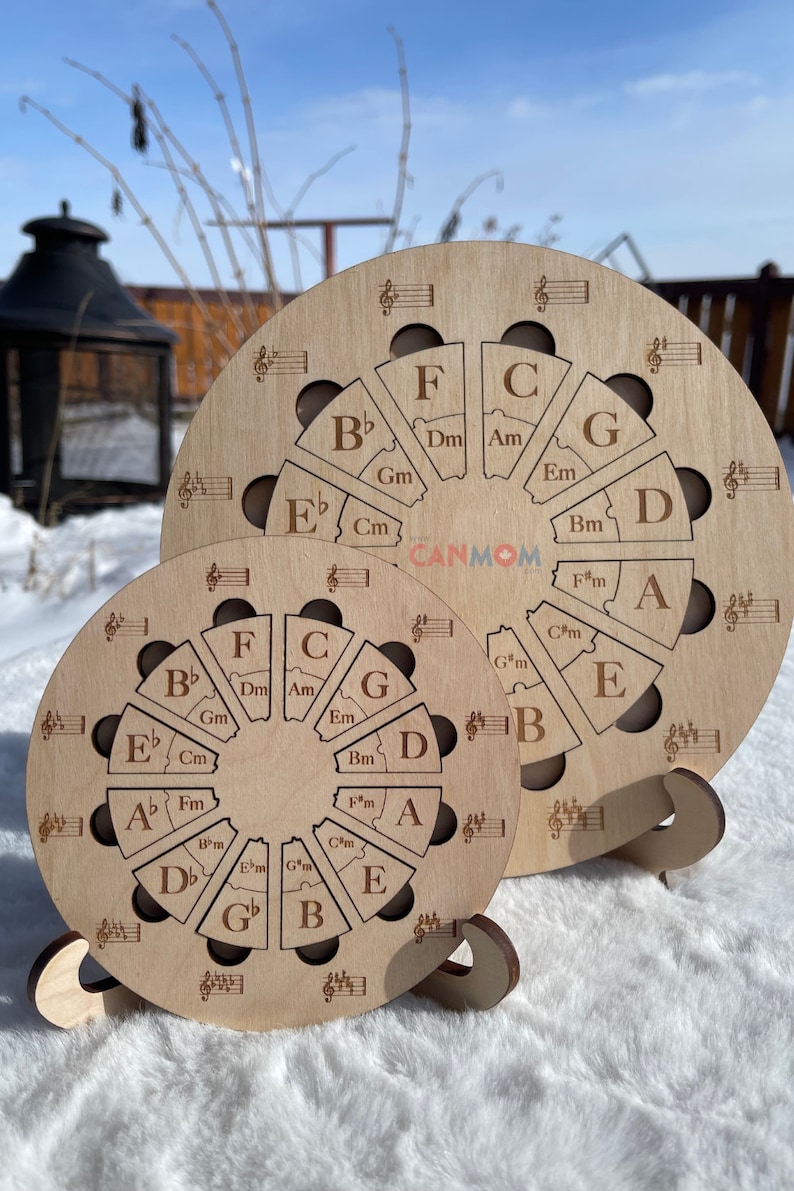 Puede incluir: Dos ruedas de acordes musicales de madera con un soporte. La rueda m&aacute;s grande tiene los acordes C, G, D, A, E, B, F# y C#m. La rueda m&aacute;s peque&ntilde;a tiene los acordes C, G, D, A, E, B, F y C#m. Las ruedas son de madera marr&oacute;n claro y tienen un acabado natural.