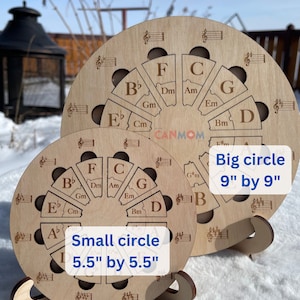 Puede incluir: Dos c&iacute;rculos de m&uacute;sica de madera con un soporte. El c&iacute;rculo m&aacute;s peque&ntilde;o mide 5,5 pulgadas por 5,5 pulgadas y el c&iacute;rculo m&aacute;s grande mide 9 pulgadas por 9 pulgadas. Ambos c&iacute;rculos tienen notas musicales y acordes etiquetados.