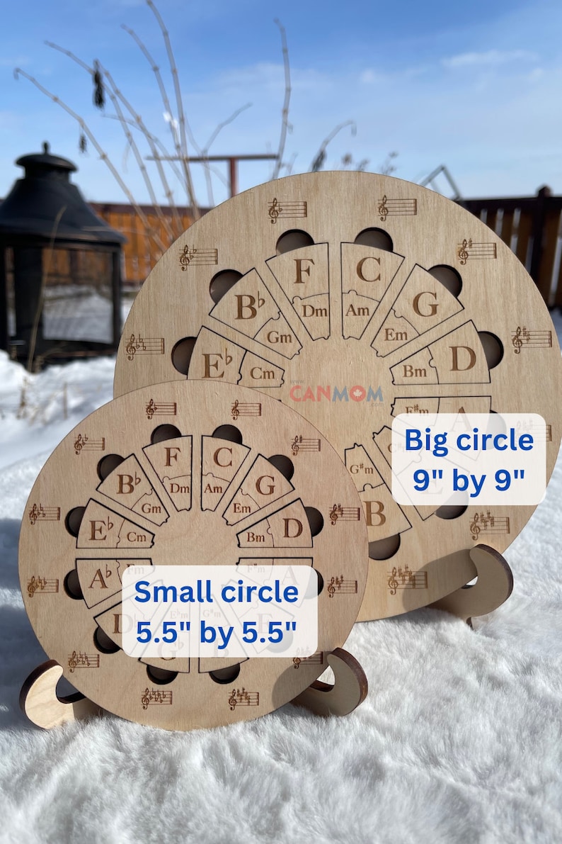 Puede incluir: Dos c&iacute;rculos de m&uacute;sica de madera con un soporte. El c&iacute;rculo m&aacute;s peque&ntilde;o mide 5,5 pulgadas por 5,5 pulgadas y el c&iacute;rculo m&aacute;s grande mide 9 pulgadas por 9 pulgadas. Ambos c&iacute;rculos tienen notas musicales y acordes etiquetados.