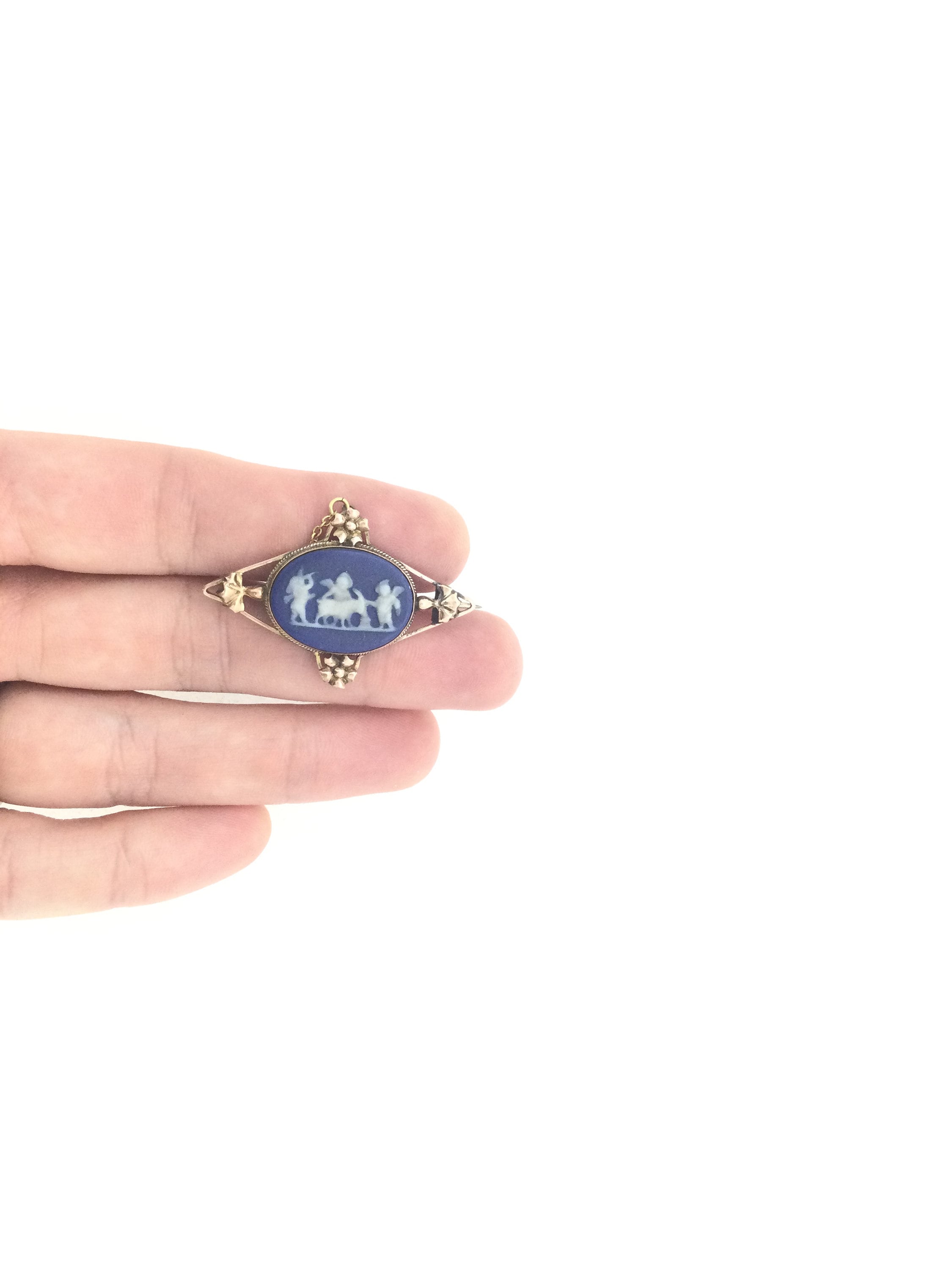 エドワード朝時代の 9CT カメオ ブローチ 彫刻入り ウェッジウッド