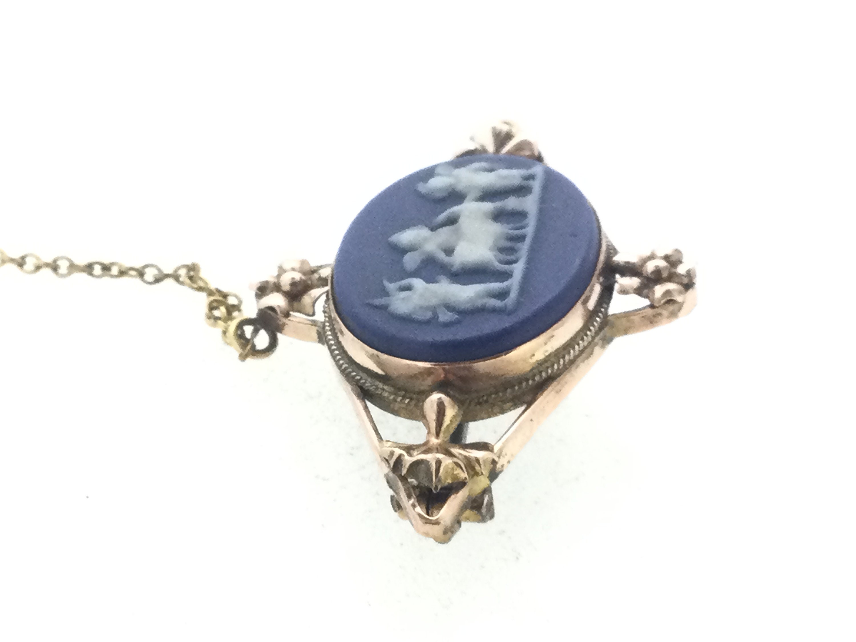 エドワード朝時代の 9CT カメオ ブローチ 彫刻入り ウェッジウッド