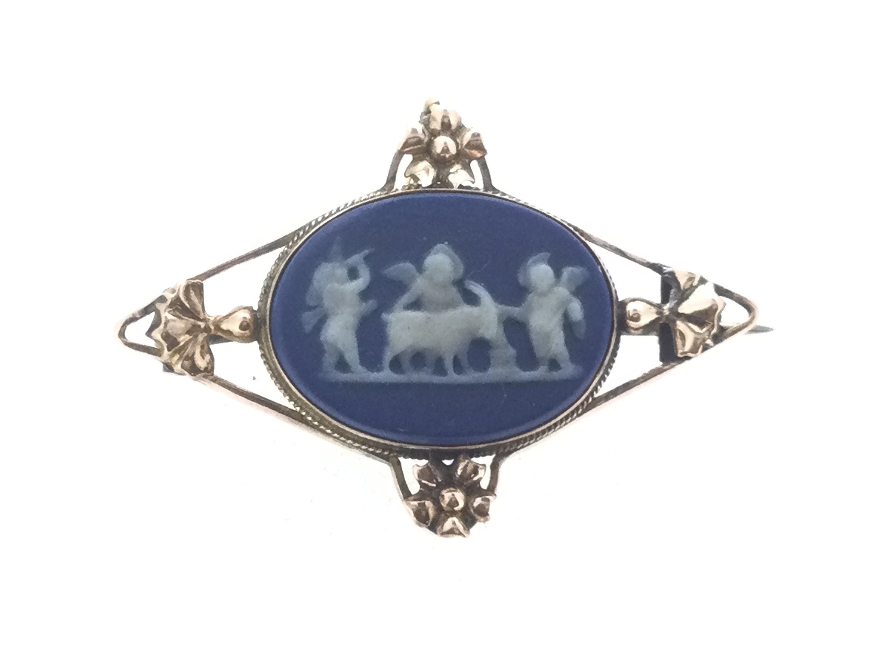 エドワード朝時代の 9CT カメオ ブローチ 彫刻入り ウェッジウッド