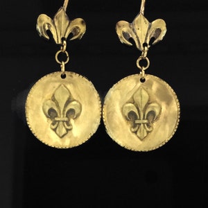 Antieke oorbellen gerecycleerde broche Franse fleur de lys gouden 9 kt draden