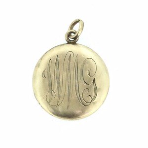 以下が含まれることがあります： 前面に「W.G.」のモノグラムが刻まれた金のロケット