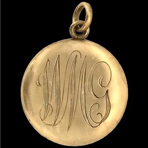 以下が含まれることがあります： 丸い彫刻が施された前面に「W.G.」のイニシャルが刻まれた金色のロケット