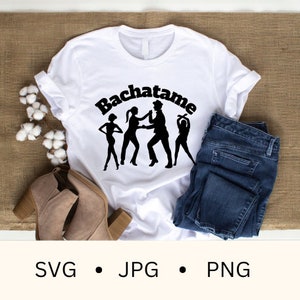 Puede incluir: Camiseta blanca con una silueta negra de un grupo de personas bailando con el texto "Bachatame" encima.