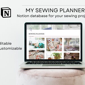Op de afbeelding: Een laptopcomputer waarop een Notion-database wordt weergegeven met de titel "Sewing Planner" met een screenshot van een website met afbeeldingen van naaiprojecten. De tekst "Editable" en "Customizable" staat links in de afbeelding.