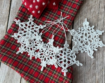 Gehaakte witte sneeuwvlokken, gehaakte kerstaccessoires, sneeuwvlokornamenten, witte kerstdecor, katoenen sneeuwvlokken, boomversieringen