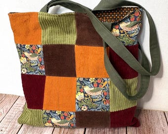 Bolso tote de pana vaquera con patchwork hecho a mano, tejido con pájaros estilo William Morris, bolso de hombro cottagecore, una bolsa de compras única.