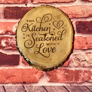 Gebranntes Küchenschild: Mit Liebe gewürzt, Live Edge-Dekor