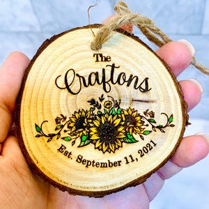 Personalisierter Sonnenblumen Hochzeit Nachname Personalisiert Weihnachten Ornament Home Decor Holz gebrannt Live Edge Wandbehang Schild