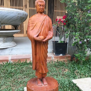 Handgeschnitzte stehende Buddha Statue mit Almosenschale - Massivholz Mönch Skulptur für Zen-Garten oder Meditationsraum