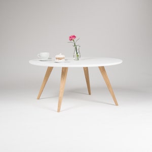 White round coffee table, with solid oak legs, scandinavian design