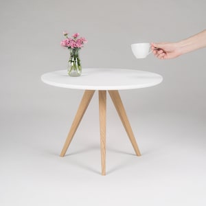 White round coffee table, with solid oak legs, scandinavian design