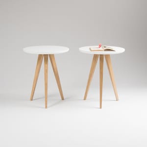 FINN 3 – Pair of round white nightstand, small bedside table with three solid oak legs