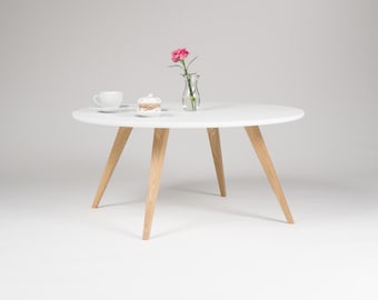 White round coffee table, with solid oak legs, scandinavian design