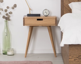 Mesita de noche Mid Century, con cajón, realizada en madera de roble; Oferta por tiempo limitado: envío rápido y gratuito