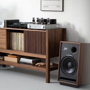 Schallplattenregal, Plattenspieler Schrank – JAMM aus Nussbaum – Japandi Stil für HiFi Sammlung