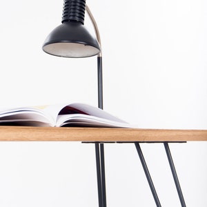 Massiver Holzschreibtisch, moderner Tisch mit Haarnadelbeinen aus Metall amerikanischer Nussbaum Farbe / Finish Bild 5