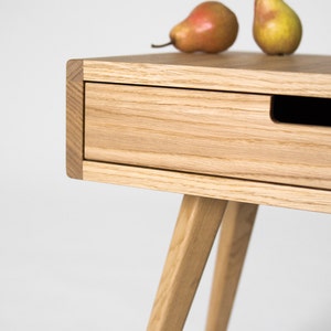 Table de chevet, table de chevet avec tiroir du milieu du siècle, en bois de chêne image 7