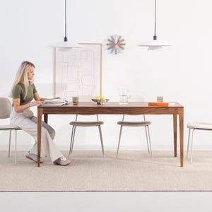 HYGG - Extendable solid walnut wood dining table – Modern Mid-Century design for dining rooms
