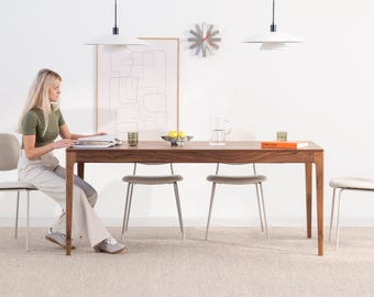 HYGG - Extendable solid walnut wood dining table – Modern Mid-Century design for dining rooms