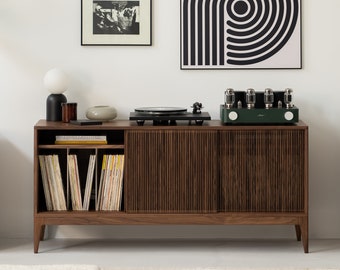 TONN 150 - Mueble de TV de nogal moderno de mediados de siglo - Aparador de madera maciza para televisores grandes con frentes deslizantes
