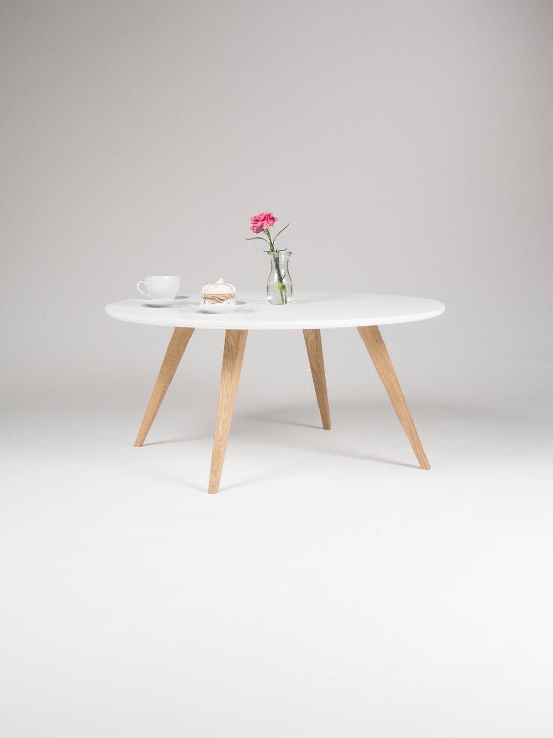FINN 4 – White Round Coffee Table, With Solid Oak Legs