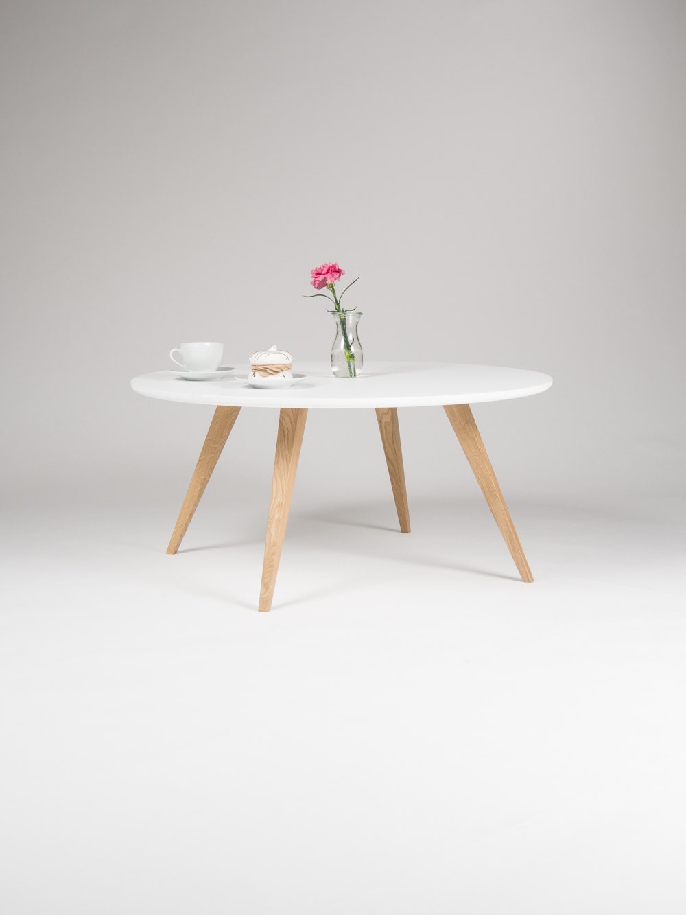 Table Basse Ronde Blanche, avec Pieds en Chêne Massif, Design Scandinave