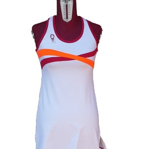 Weißes Damen-Tenniskleid mit roten und fluoreszierenden orangefarbenen Applikationen, Seitenschlitzen und amerikanischem Ausschnitt