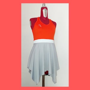 Tennis, paddle, golf, sport and leisure outfit, with coordinated shorts, headband and 2 cuffs; orange-grey colours.